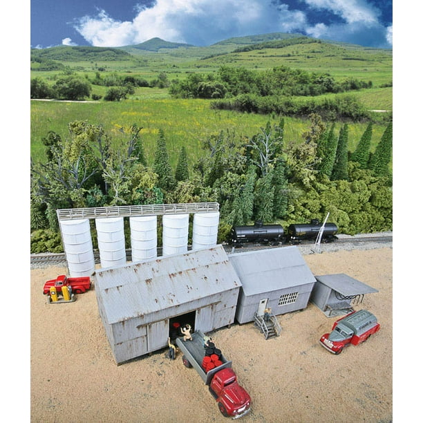 Walthers Cornerstone HO Scale Building/Structure Kit Trackside Oil Dealer/Tanks 